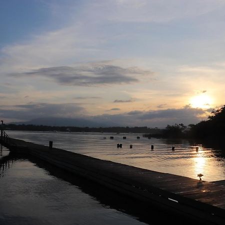Hotel Mansion Del Rio Rio Dulce Town Zewnętrze zdjęcie