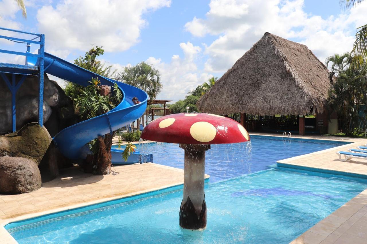 Hotel Mansion Del Rio Rio Dulce Town Zewnętrze zdjęcie